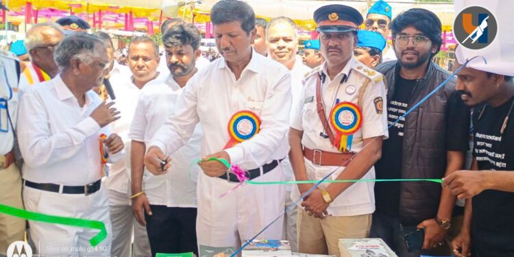 नाशिक मध्ये मुक्तीभूमी येथे 'प्रबुद्ध भारत'च्या बुक स्टॉलचे भीमराव आंबेडकरांच्या हस्ते उद्घाटन