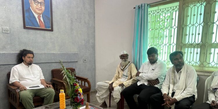 Akola : मुर्तीजापूर तालुक्यातील दुहेरी हत्याकांडप्रकरणी वानखडे कुटुंबीयांनी सुजात आंबेडकर यांची घेतली भेट!