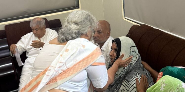 बीडमधील यश ढाका यांच्या कुटुंबीयांनी ॲड. प्रकाश आंबेडकर यांची घेतली भेट