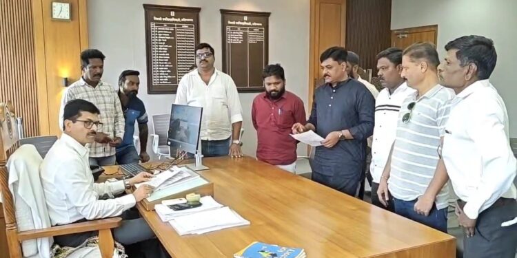 आधार बायोमेट्रिक अपडेटसाठी अवाजवी शुल्क: अहमदनगरमध्ये नियम मोडणाऱ्या UIDAI केंद्रांवर कारवाई करण्याची वंचित बहुजन आघाडीची मागणी