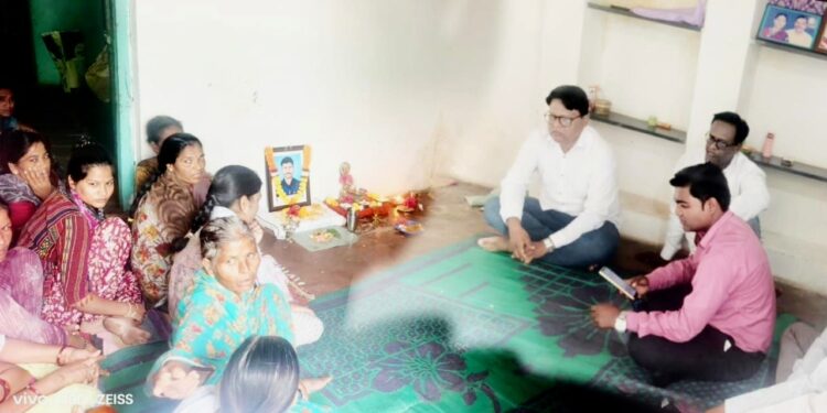 तिवसा: शेतकरी आत्महत्याग्रस्त आठवले कुटुंबियांचे वंचित बहुजन आघाडीकडून सांत्वन; प्रशासनाकडून मदतीची मागणी