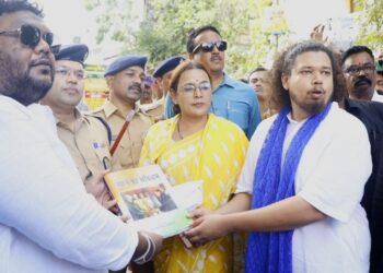 आरएसएसने भारतीय संविधान, तिरंगा आणि महाराष्ट्र पब्लिक ट्रस्ट ॲक्टची प्रत घेण्यास नकार दिला; डीसीपींनी स्वीकारले