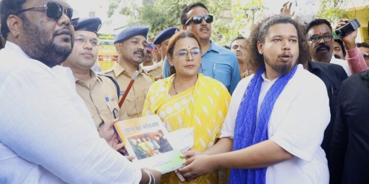 आरएसएसने भारतीय संविधान, तिरंगा आणि महाराष्ट्र पब्लिक ट्रस्ट ॲक्टची प्रत घेण्यास नकार दिला; डीसीपींनी स्वीकारले
