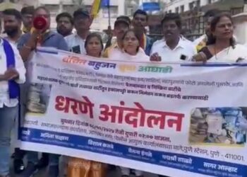 बार्टी महासंचालक सुनील वारे यांच्या विरोधात ‘संविधान’ कचऱ्यात सापडल्याने तीव्र संताप; वंचित बहुजन युवा आघाडीचे पुणे स्टेशन परिसरात धरणे आंदोलन