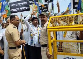 चटणी-भाकर खाऊन ‘काळी दिवाळी’ साजरी; वंचित बहुजन आघाडीचे मोनिका राजळे यांच्या निवासस्थानासमोर आंदोलन