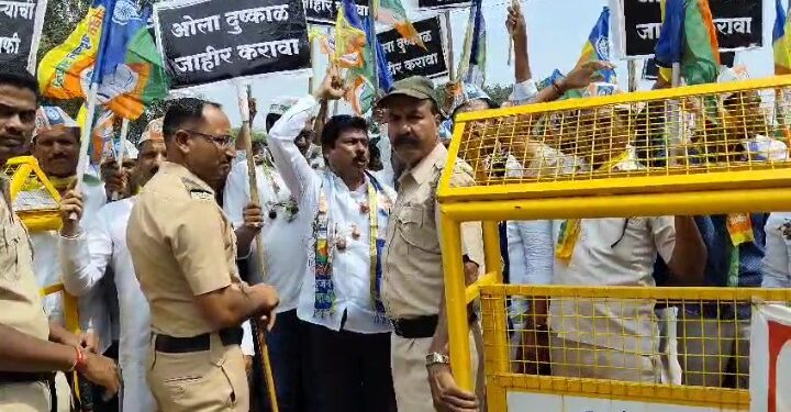 चटणी-भाकर खाऊन ‘काळी दिवाळी’ साजरी; वंचित बहुजन आघाडीचे मोनिका राजळे यांच्या निवासस्थानासमोर आंदोलन