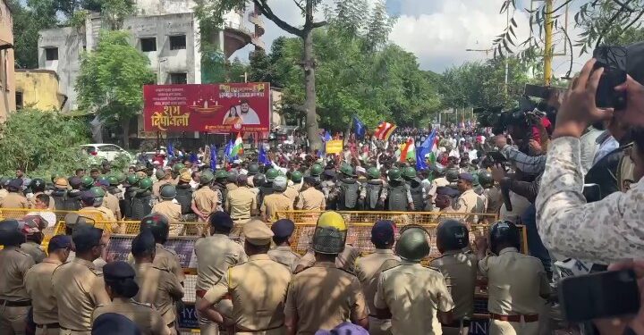 औरंगाबादमध्ये सुजात आंबेडकरांच्या उपस्थितीत मोठ्या प्रमाणात नागरिकांचा सहभाग; पोलिस-कार्यकर्ते आमनेसामने