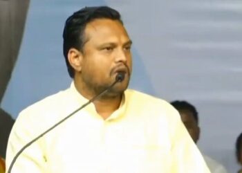 रामदास आठवले जर तुम्हाला बाबासाहेबांच्या विचारांची चिंता असेल तर तुमच्या मंत्रिपदाचा राजीनामा द्या; तुमचा गट वंचित बहुजन आघाडीत विलीन करा – सर्वजित बनसोडे