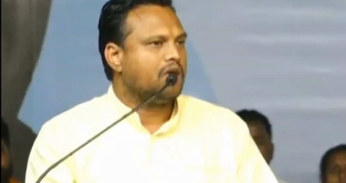 रामदास आठवले जर तुम्हाला बाबासाहेबांच्या विचारांची चिंता असेल तर तुमच्या मंत्रिपदाचा राजीनामा द्या; तुमचा गट वंचित बहुजन आघाडीत विलीन करा – सर्वजित बनसोडे