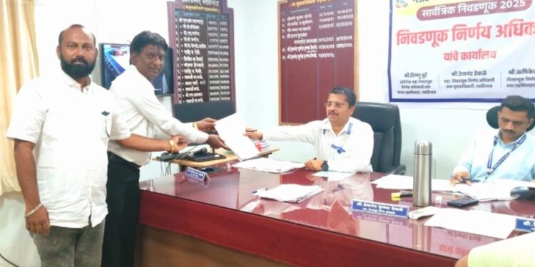 गडहिंग्लज नगराध्यक्ष पदासाठी वंचित बहुजन आघाडीच्या प्रकाश कांबळे यांचा उमेदवारी अर्ज दाखल