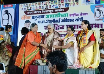 अकोटमध्ये अंजलीताई आंबेडकरांची जाहीर सभा गाजली; विकासासाठी वंचित आघाडीला पाठिंब्याची गर्दी