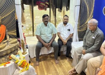 Mumbai : बाळासाहेब आंबेडकर यांची ठोके कुटुंबीयांना सांत्वनपर भेट