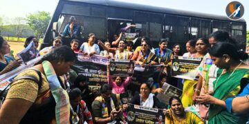 मुंबईत वंचित बहुजन आघाडीच्या महिलांना पोलिसांची मारहाण; रुपाली चाकणकर यांच्या विधानाविरोधात मोर्चा काढताना घटना!