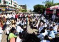 ट्रोलर्सना अटक करा: 'वंचित'तर्फे अकोला जिल्हाधिकारी कार्यालयासमोर धरणे आंदोलन