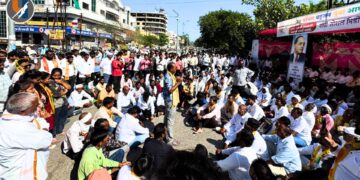 ट्रोलर्सना अटक करा: 'वंचित'तर्फे अकोला जिल्हाधिकारी कार्यालयासमोर धरणे आंदोलन