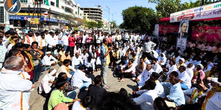 ट्रोलर्सना अटक करा: 'वंचित'तर्फे अकोला जिल्हाधिकारी कार्यालयासमोर धरणे आंदोलन