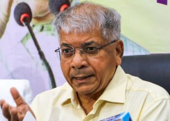 पुण्यातील महार वतन जमीन घोटाळा : पीडित दलित शेतकऱ्यांनी ॲड. प्रकाश आंबेडकर यांची घेतली भेट!