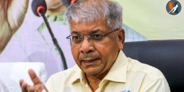 पुण्यातील महार वतन जमीन घोटाळा : पीडित दलित शेतकऱ्यांनी ॲड. प्रकाश आंबेडकर यांची घेतली भेट!