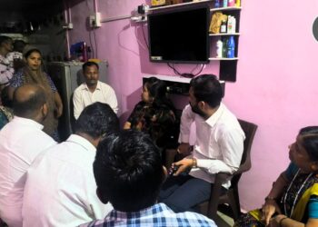 ऐरोलीत जातीय मानसिकतेतून बौद्ध तरुणावर अत्याचार; वंचित बहुजन आघाडीच्या नेत्यांनी घेतली पीडितांची भेट