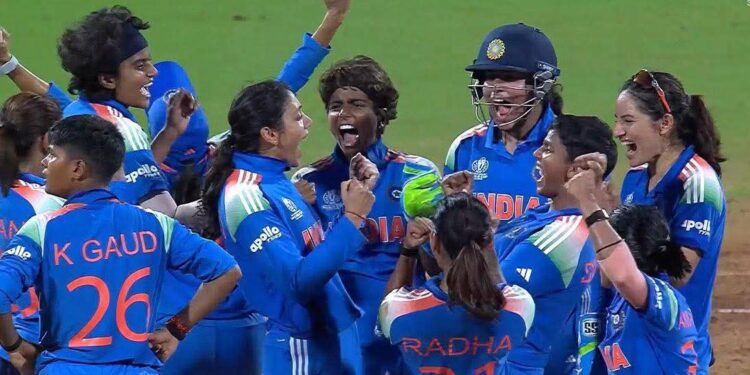 भारतीय महिला संघाने रचला इतिहास! ‘हरमन ब्रिगेड’ने पहिल्यांदाच जिंकला वनडे वर्ल्ड कप; दक्षिण आफ्रिकेवर ५२ धावांनी दणदणीत विजय