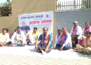 आरोपी डॉक्टरांवर कारवाईच्या मागणीसाठी वंचित बहुजन आघाडीचे आमरण उपोषण सुरू