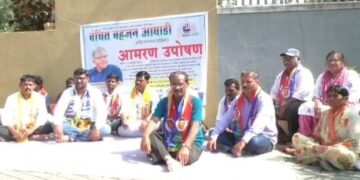 आरोपी डॉक्टरांवर कारवाईच्या मागणीसाठी वंचित बहुजन आघाडीचे आमरण उपोषण सुरू