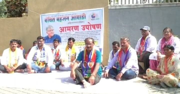 आरोपी डॉक्टरांवर कारवाईच्या मागणीसाठी वंचित बहुजन आघाडीचे आमरण उपोषण सुरू