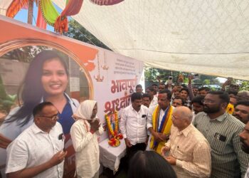 ॲड. प्रकाश आंबेडकरांकडून डॉ. संपदा मुंडे यांच्या कुटुंबियांची भेट; एसआयटी तपासाची व्याप्ती वाढवण्याची मागणी