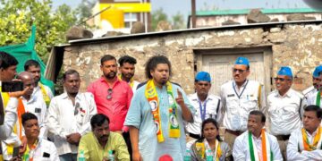 कंधारमध्ये सुजात आंबेडकरांचा वैदू आणि वडार समाजाशी थेट संवाद; नागरिकांच्या प्रश्नांवर चर्चा!