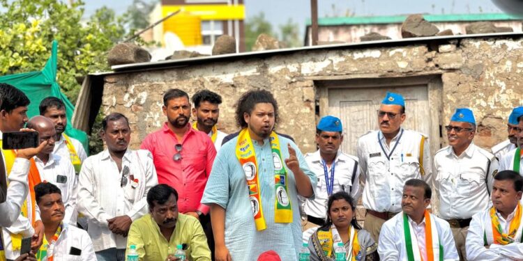 कंधारमध्ये सुजात आंबेडकरांचा वैदू आणि वडार समाजाशी थेट संवाद; नागरिकांच्या प्रश्नांवर चर्चा!