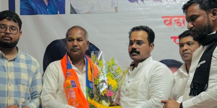 नाशिकमध्ये वडार समाजाचे नेते राजू धोत्रेंसह शेकडो कार्यकर्त्यांचा वंचित बहुजन आघाडीत जाहीर प्रवेश