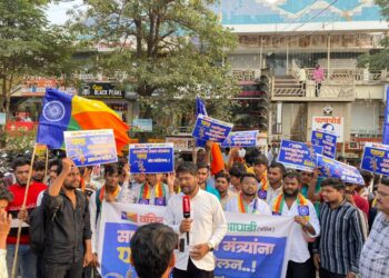 वंचित बहुजन युवा आघाडीकडून सामाजिक न्यायमंत्री संजय शिरसाठ यांना पाल भेट