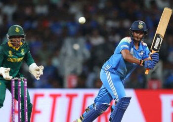 मंधाना, शफालीची धडाकेबाज सुरुवात, दीप्तीची अर्धशतकी खेळी; भारताने दक्षिण आफ्रिकेला दिले 299 धावांचे लक्ष्य!