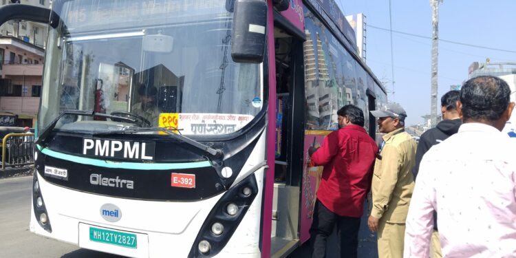 पिंपरी-चिंचवड: लक्ष्मण नगर बस स्टॉपजवळ PMPML बसची शाळकरी मुलीला धडक; तरुणी गंभीर जखमी