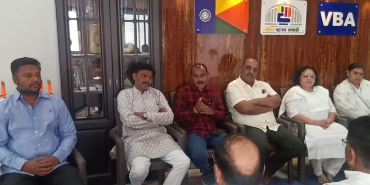 ईव्हीएम मशीन आणि बॅटरी दीर्घकाळ ठेवल्याबद्दल वंचित बहुजन आघाडीचा आक्षेप; निवडणुकीच्या पारदर्शकतेवर प्रश्नचिन्ह