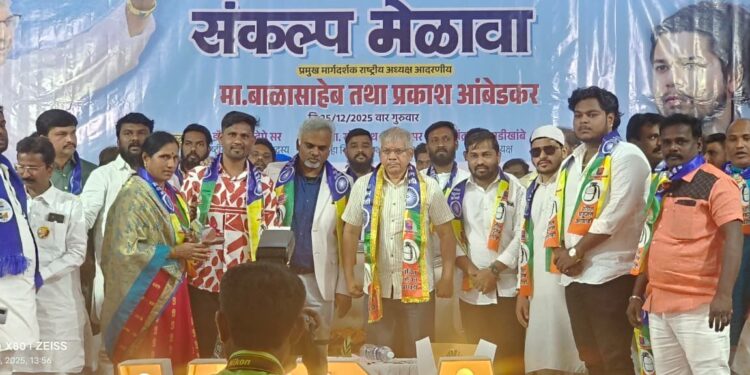 सोलापुरात आठवले गटाला धक्का; युवा शहर अध्यक्ष सुमित शिवशरण यांचा वंचित बहुजन आघाडीत जाहीर प्रवेश!