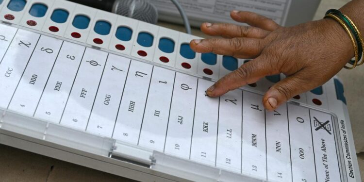 प्रलंबित नगरपालिका निवडणुकीत मतदारांचा संताप; तांत्रिक बिघाडामुळे मतदान केंद्रावर गोंधळ