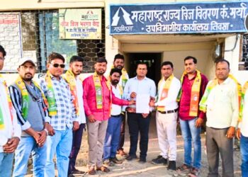 तिवसा : शेतकऱ्यांच्या जीवित सुरक्षेसाठी दिवसाच्या वेळीच कृषीपंप वीजपुरवठा सुरू करा - महावितरणला वंचित बहुजन युवा आघाडीचा इशारा