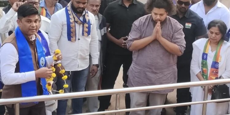 सुजात आंबेडकरांकडून शहीद स्मारक येथे आदरांजली!