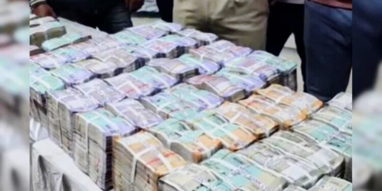 हिंगोलीत भरारी पथकाची मोठी कारवाई; मतदानापूर्वी १ कोटी रुपये पकडले, महाराष्ट्रात खळबळ