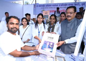 महापरिनिर्वाण दिनानिमित्त बार्टीच्या बुक स्टॉलवर भीम अनुयायांची ग्रंथ खरेदीसाठी मोठी गर्दी