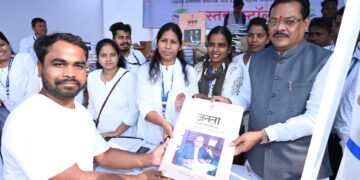 महापरिनिर्वाण दिनानिमित्त बार्टीच्या बुक स्टॉलवर भीम अनुयायांची ग्रंथ खरेदीसाठी मोठी गर्दी