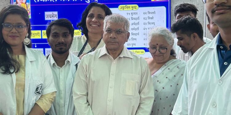 चैत्यभूमीवर ‘DAMA’ च्या मोफत वैद्यकीय शिबिरास ॲड. प्रकाश आंबेडकर-अंजलीताई आंबेडकरांची स्टॉलला भेट!