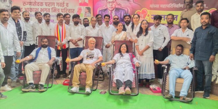 महापरिनिर्वाण दिनानिमित्त अकोल्यात भव्य रक्तदान शिबिररक्तदात्यांनी रक्तदानातून विश्वरत्न डॉ. बाबासाहेब आंबेडकरांना वाहिली आदरांजली