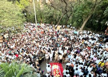 ‘सत्य सर्वांचे आदी घर’ रुजवणारे डॉ. ‘बाबा’ हरपले! हजारो नागरिकांच्या उपस्थितीत शासकीय इतमामात अंत्यसंस्कार