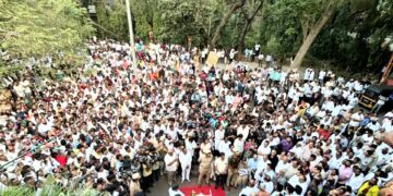 ‘सत्य सर्वांचे आदी घर’ रुजवणारे डॉ. ‘बाबा’ हरपले! हजारो नागरिकांच्या उपस्थितीत शासकीय इतमामात अंत्यसंस्कार