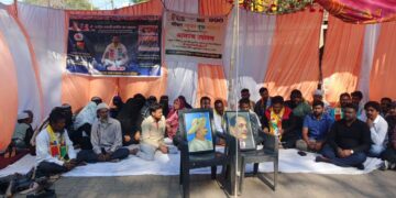 नारेगाव येथे कब्रस्तानच्या मागणीसाठी वंचित बहुजन युवा आघाडीचे बेमुदत आमरण उपोषण