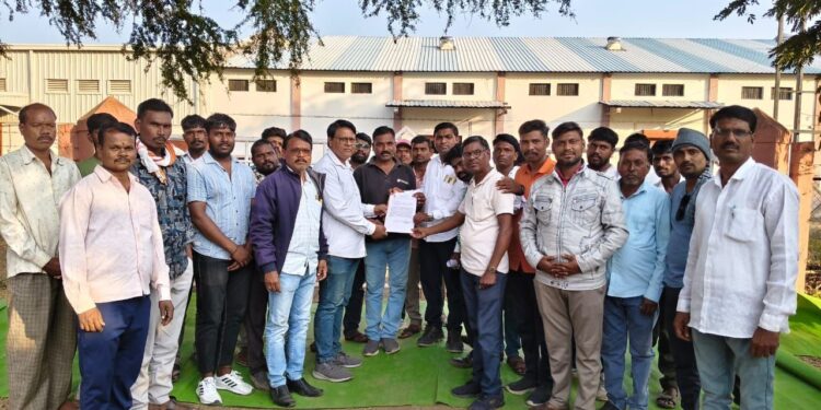 कामगारांच्या न्यायासाठी वंचित बहुजन आघाडीच्या ठिय्या आंदोलनाला यश