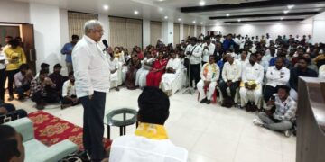 लातूरमध्ये ॲड. प्रकाश आंबेडकरांच्या उपस्थितीत वंचितची ‘संवाद बैठक’ संपन्न