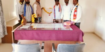 वंचित बहुजन आघाडी आक्रमक! केज पंचायत समितीच्या कामचुकार कारभाराचा ‘हार’ घालून निषेध